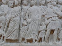 Musée de l’Arles et de la Provence antiques, donne la main petit romain