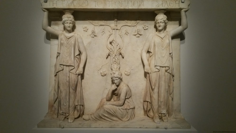 Relief avec personnification d'une province soumise, début du Ier s., marbre blanc, Naples, Musée archéologique national