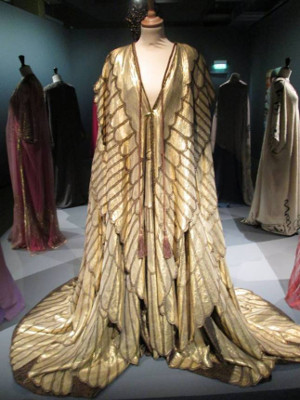 Manteau royal de Cléopâtre, rôle tenu par Elisabeth Taylor dans le film de Joseph Mankiewicz, Cléopâtre (1963). Tissu lamé de soie et d’or. (Collection Costumi d’Arte- Peruzzi- Rome).