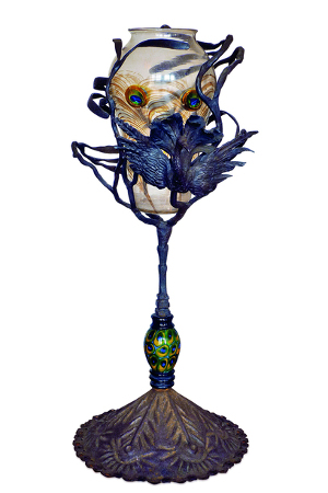 Umberto Bellotto et Atelier de Guiseppe Barovier Vase « Plume de paon », vers 1914, Verre de Murano et fer forgé, 55 cm (haut.), Paris, Musée d’Orsay © Musée d’Orsay Dist. RMN-grand Palais / Patrice Schmidt