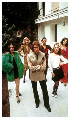 Yves Saint Laurent entouré de ses mannequins dans son jardin rue de Babylone, Paris 6ème. 1971.