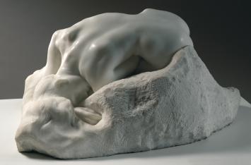 Auguste Rodin (1840 -1917), La Danaïde, 1889, marbre, H. 36 cm ; L. 71 cm ; P. 53 cm